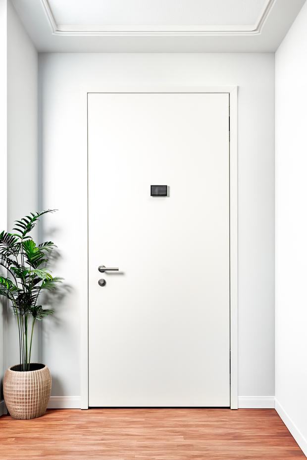 Lato interno di una porta blindata con pannello laccato bianco a filo telaio