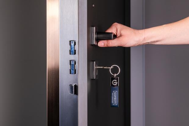 Dettaglio dei rostri e del cilindro di sicurezza di una porta blindata Gasperotti