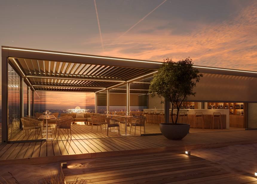 Pergola bioclimatica a lame orientabili con illuminazione LED su una terrazza al tramonto