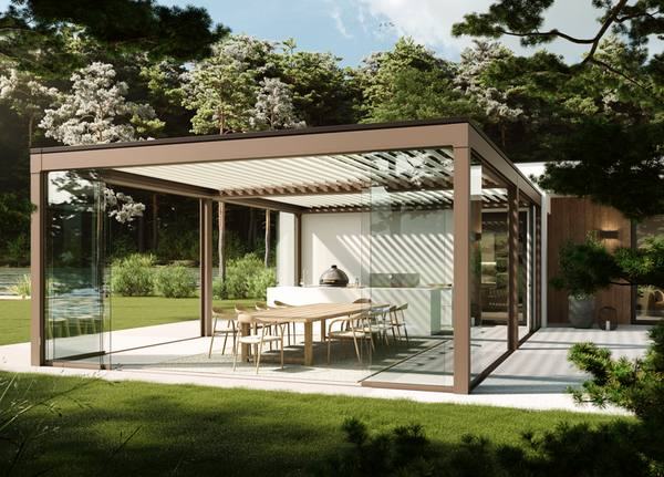 Pergola bioclimatica autoportante con chiusure vetrate scorrevoli in giardino