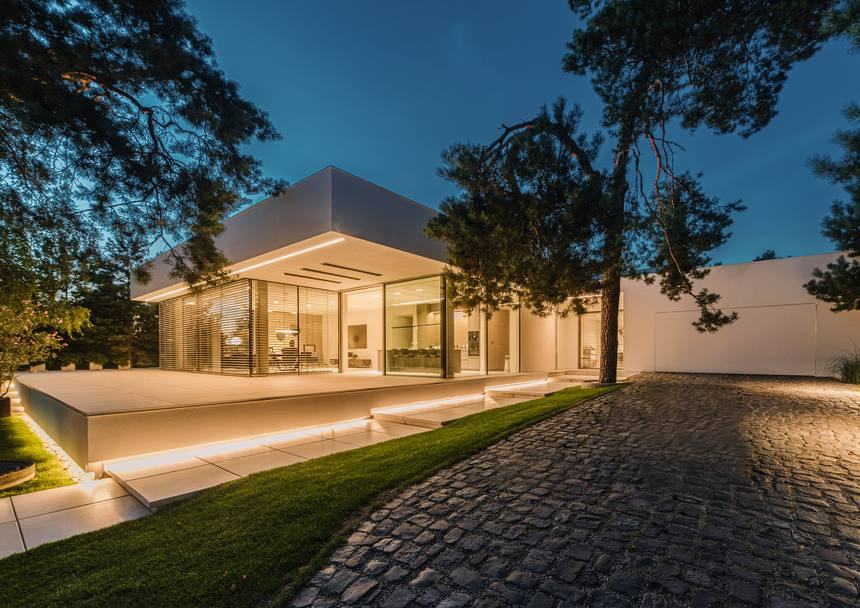 Villa con frangisole a lamelle orientabili sulle vetrate, vista notturna