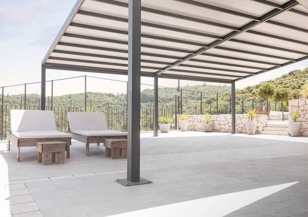 Pergola addossata con copertura a telo su una terrazza panoramica