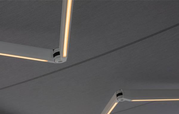 Dettaglio dei bracci di una tenda da sole con illuminazione LED integrata
