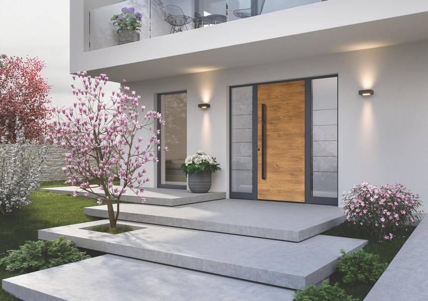 Portoncino d'ingresso in alluminio con pannello effetto rovere e vetrate laterali