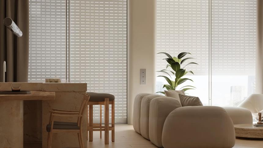 Tapparelle blindate New Solar con lamelle orientabili in un soggiorno con grandi vetrate