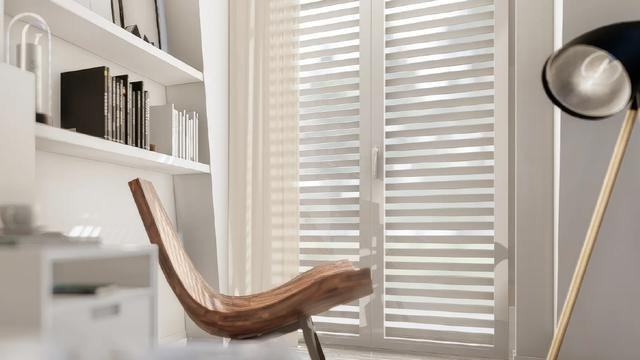 Tapparella orientabile chiara vista dall'interno, con luce diffusa tra le lamelle