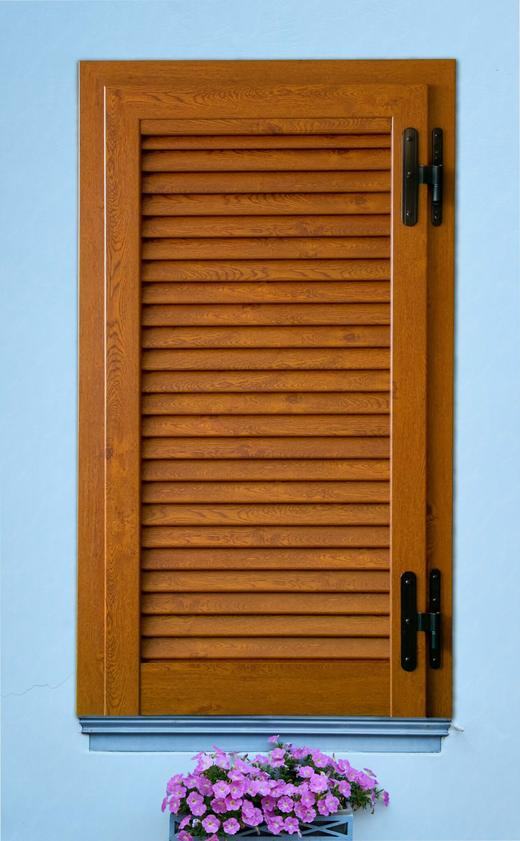 Persiana in alluminio con finitura effetto legno e cerniere a vista