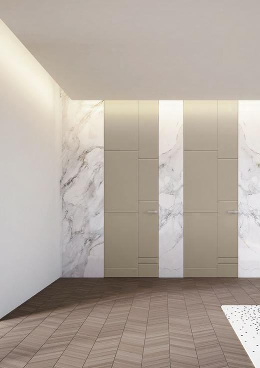 Porte filomuro a tutta altezza in laccatura chiara alternate a lastre in marmo