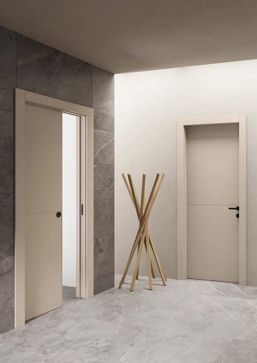 Porte interne laccate opaco cashmere, una scorrevole interno muro e una battente