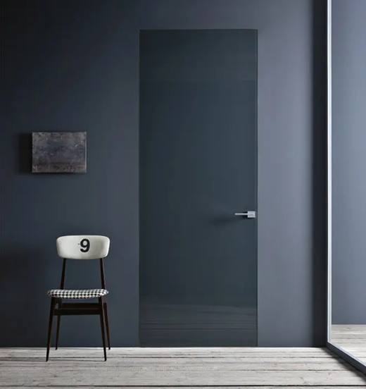 Porta interna scura con maniglia minimale